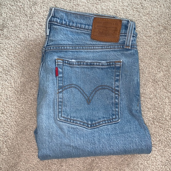Levi’s Wedgie W28. Like-new condition. - Picture 1 of 3